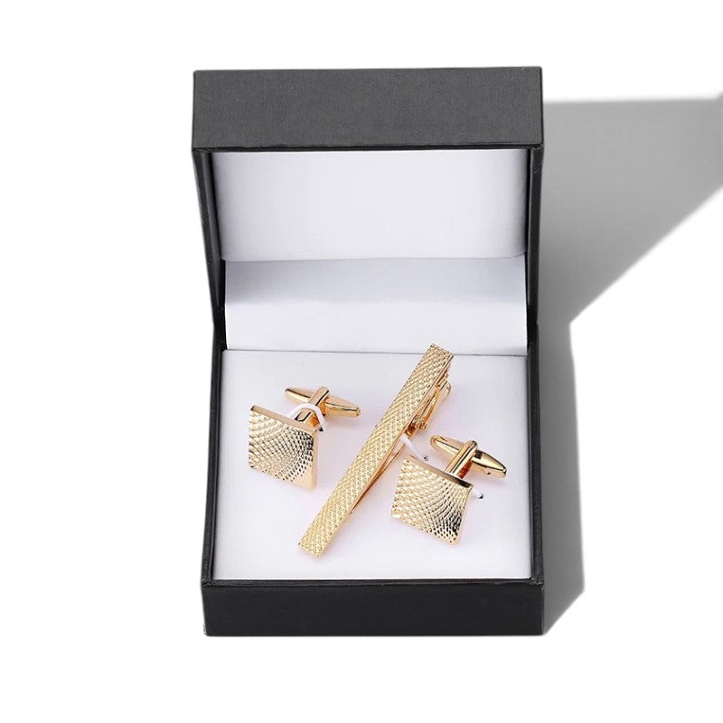 Coffret cadeau homme ouvert avec pince à cravate et boutons de manchette dorés Maison Lysta